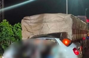 ಚಲಿಸುತ್ತಿದ್ದ ಕಾರಿನ ಟೈಯರ್ ಸ್ಫೋಟ : ಲಾರಿಗೆ ಢಿಕ್ಕಿ ಹೊಡೆದು ಐವರು ಸಾವು…!!