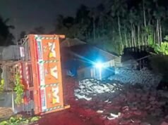 ಮನೆ ಕಂಪೌಂಡ್ ಗೆ ಢಿಕ್ಕಿ ಹೊಡೆದು ಪಲ್ಟಿಯಾದ ಲಾರಿ…!!