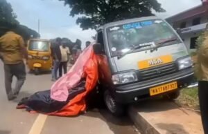 ಹಿರಿಯಡಕದಲ್ಲಿ ಟಯರ್ ಸ್ಫೋಟಗೊಂಡು ಫುಟ್ ಬಾತ್ ಮೇಲೇರಿದ ಮೀನು ಸಾಗಾಟದ ವಾಹನ…!!