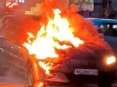 ಫಾಗ್ ಲೈಟ್ನಿಂದ ಏಕಾಏಕಿ ಬೆಂಕಿ ಕಾಣಿಸಿಕೊಂಡು ಸಂಪೂರ್ಣ ಸುಟ್ಟು ಕರಕಲಾದ ಕಾರು…!!