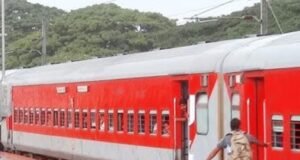 ಚಲಿಸುತ್ತಿದ್ದ ರೈಲು ಹತ್ತಲು ಯತ್ನಿಸಿದ ಪ್ರಯಾಣಿಕನ ಜೀವ ಉಳಿಸಿದ ಆರ್ಪಿಎಫ್ ಇನ್ಸ್ಪೆಕ್ಟರ್…!!