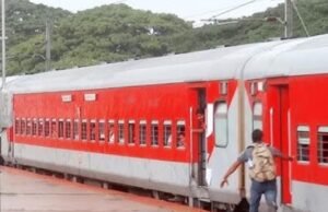ಚಲಿಸುತ್ತಿದ್ದ ರೈಲು ಹತ್ತಲು ಯತ್ನಿಸಿದ ಪ್ರಯಾಣಿಕನ ಜೀವ ಉಳಿಸಿದ ಆರ್ಪಿಎಫ್ ಇನ್ಸ್ಪೆಕ್ಟರ್…!!
