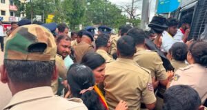 ತಮಿಳುನಾಡು ಸಿಎಂ ವಿಜಯ್ ಭೇಟಿ ವೇಳೆ ಕಪ್ಪು ಬಾವುಟ ಪ್ರದರ್ಶನಕ್ಕೆ ಯತ್ನ : ಕರವೇ ಕಾರ್ಯಕರ್ತರ ಬಂಧನ…!!