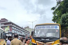 ನಿಯಂತ್ರಣ ತಪ್ಪಿದ ಶಾಲಾ ಬಸ್ ಡಿವೈಡರ್ಗೆ ಢಿಕ್ಕಿ : ವಿದ್ಯಾರ್ಥಿಗಳಿಗೆ ಸಣ್ಣ ಗಾಯ…!!