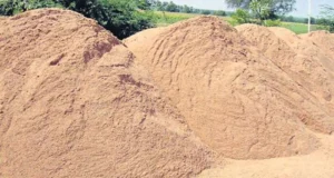 ಬೆದರಿಕೆ ಒಡ್ಡಿ ಮರಳು ಕಳವು…!!