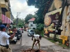 ತೆಂಕಪೇಟೆ: ರಸ್ತೆ ಹೊಂಡ ಮುಚ್ಚಲು ಟ್ರಾಫಿಕ್ ಪೊಲೀಸರ ಶ್ರಮದಾನ…!!