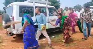 ಸರ್ವೆಗೆ ಬಂದ ಅಧಿಕಾರಿಗಳಿಗೆ ಪೊರಕೆ ಏಟು ನೀಡಿದ ಮಹಿಳೆಯರು…!!