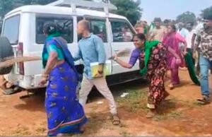 ಸರ್ವೆಗೆ ಬಂದ ಅಧಿಕಾರಿಗಳಿಗೆ ಪೊರಕೆ ಏಟು ನೀಡಿದ ಮಹಿಳೆಯರು…!!