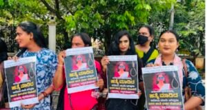 ಮಂಗಳೂರಿನಲ್ಲಿ ಮಂಗಳಮುಖಿಯರ ಬೃಹತ್ ಪ್ರತಿಭಟನೆ : ಅಮಾಯಕ ಯುವತಿ ಲಾವಣ್ಯ ಹಂತಕನನ್ನು ಗಲ್ಲಿಗೇರಿಸಲು ಆಗ್ರಹ…!!