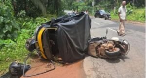 ಆಟೋ ರಿಕ್ಷಾ- ಆಕ್ಟಿವಾ ನಡುವೆ ಭೀಕರ ಅಪಘಾತ: ಸವಾರ ಗಂಭೀರ