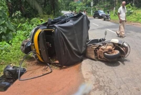 ಆಟೋ ರಿಕ್ಷಾ- ಆಕ್ಟಿವಾ ನಡುವೆ ಭೀಕರ ಅಪಘಾತ: ಸವಾರ ಗಂಭೀರ