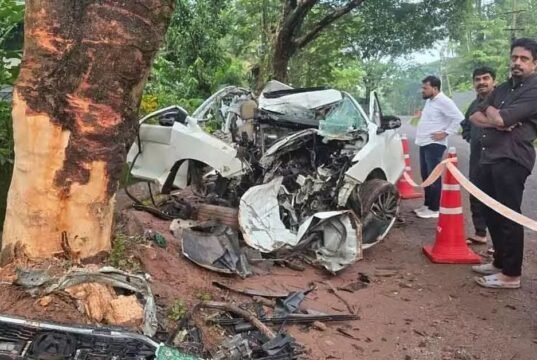 ಕೇರಳ : ಕಣ್ಣೂರಿನಲ್ಲಿ ಮರಕ್ಕೆ ಢಿಕ್ಕಿ ಹೊಡೆದ ಕಾರು; ನಾಲ್ವರು ಸಾವು ..!!