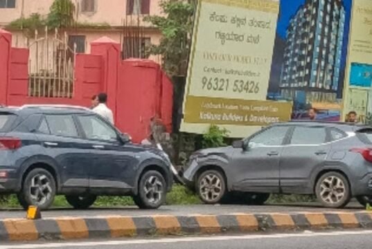 ಉಡುಪಿ: ನಿಯಂತ್ರಣ ತಪ್ಪಿದ ಕಿಯಾ ಕಾರು ಫುಟ್ಪಾತ್ಗೆ ಡಿಕ್ಕಿ- ತಪ್ಪಿದ ಭಾರೀ ಅನಾಹುತ..!!
