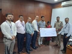 ಪೊಲೀಸ್ ಪೇದೆಯ ಕುಟುಂಬಕ್ಕೆ 1.45 ಕೋಟಿ ವಿಮಾ ಚೆಕ್ ಹಸ್ತಾಂತರ…!!