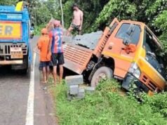 ಪುತ್ತೂರು : ಚಾಲಕನ ನಿಯಂತ್ರಣ ತಪ್ಪಿ ರಸ್ತೆ ಬದಿ ಚರಂಡಿಗೆ ಬಿದ್ದ ಲಾರಿ…!!
