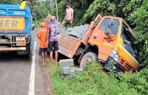 ಪುತ್ತೂರು : ಚಾಲಕನ ನಿಯಂತ್ರಣ ತಪ್ಪಿ ರಸ್ತೆ ಬದಿ ಚರಂಡಿಗೆ ಬಿದ್ದ ಲಾರಿ…!!