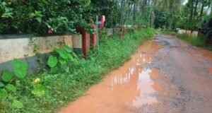 ಮುಲ್ಕಿ: ಕಂಬಳದ ಗದ್ದೆಯಂತಾಗಿರುವ ಕೊಳಚಿಕಂಬಳ ರಸ್ತೆ…!!