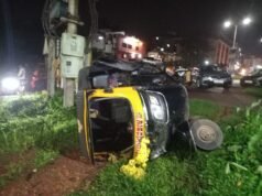 ಮಣಿಪಾಲ: ಪಂಪ್ ಹೌಸಿನ ಒಳಗೆ ಮಗುಚಿ ಬಿದ್ದ ಆಟೋ ರಿಕ್ಷಾ…!!