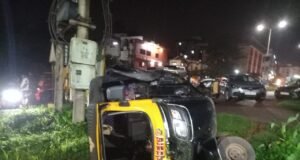 ಮಣಿಪಾಲ: ಪಂಪ್ ಹೌಸಿನ ಒಳಗೆ ಮಗುಚಿ ಬಿದ್ದ ಆಟೋ ರಿಕ್ಷಾ…!!