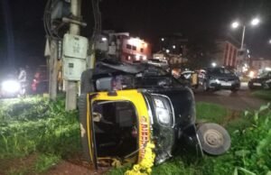 ಮಣಿಪಾಲ: ಪಂಪ್ ಹೌಸಿನ ಒಳಗೆ ಮಗುಚಿ ಬಿದ್ದ ಆಟೋ ರಿಕ್ಷಾ…!!