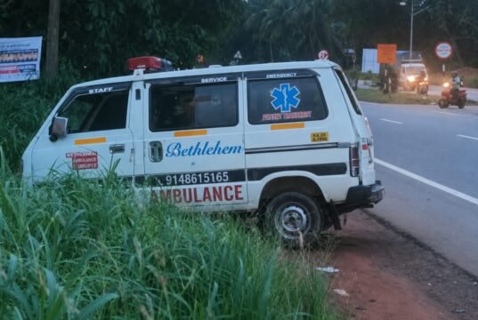 ಉಡುಪಿ: ಕಟಪಾಡಿ ಬಳಿ ರಾಷ್ಟ್ರೀಯ ಹೆದ್ದಾರಿ-66 ರಲ್ಲಿ ಆಂಬ್ಯುಲೆನ್ಸ್ ವಿಭಜಕಕ್ಕೆ ಡಿಕ್ಕಿ..!!