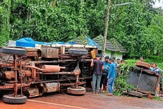 ಮೂಡುಬಿದಿರೆ: ಜನರೇಟರ್ ಸಾಗಿಸುತ್ತಿದ್ದ ಪಿಕಪ್ ವಾಹನ ಪಲ್ಟಿ; ಸಂಚಾರ ಅಸ್ತವ್ಯಸ್ತ..!!