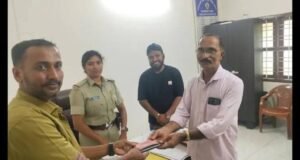 ಪುತ್ತೂರು: ₹3 ಲಕ್ಷ ಮೌಲ್ಯದ ಚಿನ್ನ, ಹಣವಿದ್ದ ಪರ್ಸ್ ವಾರಸುದಾರರಿಗೆ ಹಸ್ತಾಂತರ- ಆಟೋ ಚಾಲಕನ ಪ್ರಾಮಾಣಿಕತೆಗೆ ಭಾರೀ ಮೆಚ್ಚುಗೆ..!!