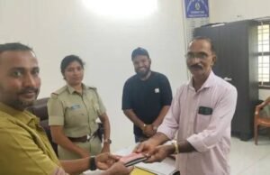ಪುತ್ತೂರು: ₹3 ಲಕ್ಷ ಮೌಲ್ಯದ ಚಿನ್ನ, ಹಣವಿದ್ದ ಪರ್ಸ್ ವಾರಸುದಾರರಿಗೆ ಹಸ್ತಾಂತರ- ಆಟೋ ಚಾಲಕನ ಪ್ರಾಮಾಣಿಕತೆಗೆ ಭಾರೀ ಮೆಚ್ಚುಗೆ..!!