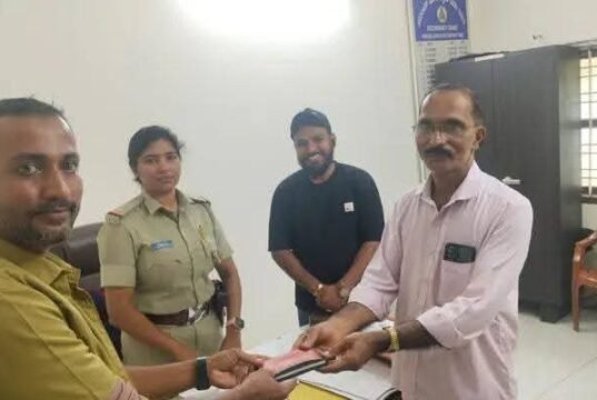 ಪುತ್ತೂರು: ₹3 ಲಕ್ಷ ಮೌಲ್ಯದ ಚಿನ್ನ, ಹಣವಿದ್ದ ಪರ್ಸ್ ವಾರಸುದಾರರಿಗೆ ಹಸ್ತಾಂತರ- ಆಟೋ ಚಾಲಕನ ಪ್ರಾಮಾಣಿಕತೆಗೆ ಭಾರೀ ಮೆಚ್ಚುಗೆ..!!