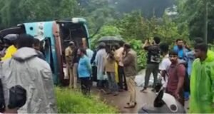 ಪಣಂಬೂರು : ಹೆದ್ದಾರಿ ಪಕ್ಕದ ಚರಂಡಿಗೆ ನುಗ್ಗಿದ ಎಕ್ಸ್ಪ್ರೆಸ್ ಬಸ್ ಪಲ್ಟಿ : ಪ್ರಯಾಣಿಕರು ಪಾರು…!!