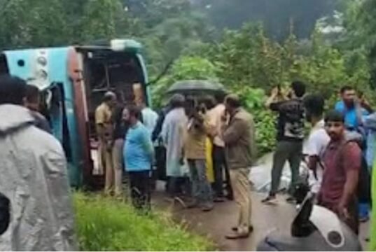 ಪಣಂಬೂರು : ಹೆದ್ದಾರಿ ಪಕ್ಕದ ಚರಂಡಿಗೆ ನುಗ್ಗಿದ ಎಕ್ಸ್ಪ್ರೆಸ್ ಬಸ್ ಪಲ್ಟಿ : ಪ್ರಯಾಣಿಕರು ಪಾರು…!!