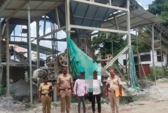 ಅಕ್ರಮ ಕಲ್ಲು ಗಣಿಗಾರಿಕೆ : ಲಾರಿ, ಹಿಟಾಚಿ, ಕ್ರಷರ್ ಸಹಿತ ಭಾರೀ ಪ್ರಮಾಣದ ಜೆಲ್ಲಿ ವಶ…!!