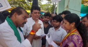 ಉಡುಪಿ ಎ.ಪಿ.ಎಂ.ಸಿ. ಅಧಿಕಾರಿಗಳ ದೌರ್ಜನ್ಯ ಮತ್ತು ಅವ್ಯವಹಾರಗಳ ವಿರುದ್ಧ ಪ್ರತಿಭಟನೆ…!!