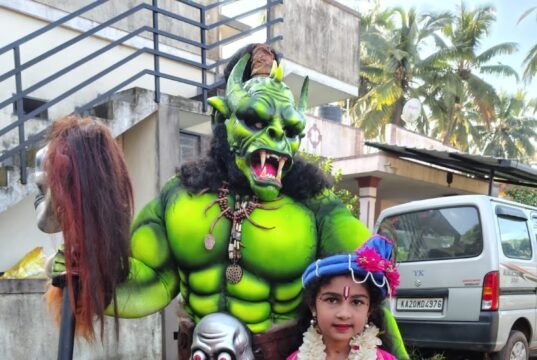 ಬಡ ವಿದ್ಯಾರ್ಥಿಗಳಿಗೆ ಧನ ಸಹಾಯ ಮಾಡಲು ವಿಶೇಷ ವೇಷ ಧರಿಸಿದ ಅಮ್ಮ-ಮಗಳು….!!