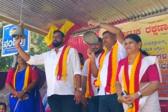 ಜಾಗಟೆ, ಗಂಟೆ ಬಾರಿಸಿ ನೂತನ ಜಿಲ್ಲಾಸ್ಪತ್ರೆ ಆರಂಭಕ್ಕೆ ಆಗ್ರಹ : ಅಜ್ಜರಕಾಡಿನಲ್ಲಿ ಕರವೇ ನೇತೃತ್ವದಲ್ಲಿ ಧರಣಿ…!!