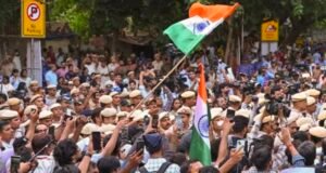ನವದೆಹಲಿ : ಪ್ರತಿಭಟನೆ ವೇಳೆ ಪೊಲೀಸರ ಮೇಲೆ ದಾಳಿ…!!