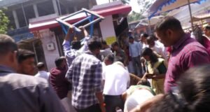 ಕೊಲ್ಲೂರು ದೇವಸ್ಥಾನದ ಬಳಿ ಅವಘಡ : ಭಕ್ತರ ಮೇಲೆ ಬಿದ್ದ ಬೃಹತ್ ಲೈಟ್ ಸೆಟ್, ವೃದ್ಧ ವ್ಯಕ್ತಿಗೆ ಗಂಭೀರ ಗಾಯ…!!