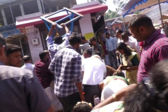 ಕೊಲ್ಲೂರು ದೇವಸ್ಥಾನದ ಬಳಿ ಅವಘಡ : ಭಕ್ತರ ಮೇಲೆ ಬಿದ್ದ ಬೃಹತ್ ಲೈಟ್ ಸೆಟ್, ವೃದ್ಧ ವ್ಯಕ್ತಿಗೆ ಗಂಭೀರ ಗಾಯ…!!