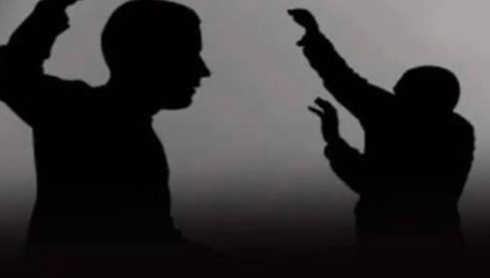 ಬಸ್ ವಿಚಾರದಲ್ಲಿ ಗಲಾಟೆ : ಕಾರಿನ ಗಾಜು ಪುಡಿ : ಸ್ನೇಹಿತನ ಮೇಲೆ ಹಲ್ಲೆ…!!